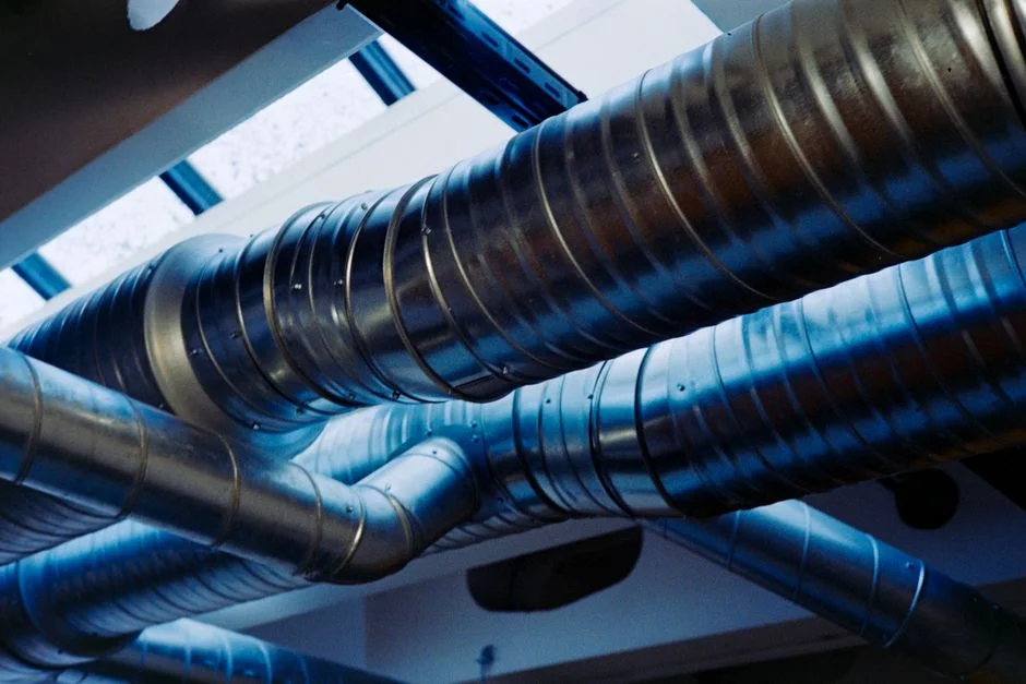 Belt Conveyor vs Pneumatic Conveying for Bulk Materials - illustration